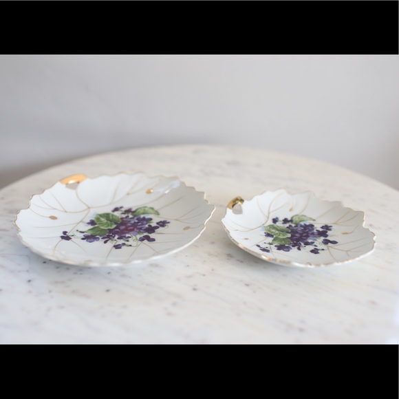 Vintage white and purple floral plates - Picture 2 of 6